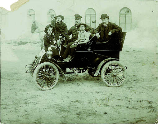 Восемь фотографий из собраний В.Г. Лидина: